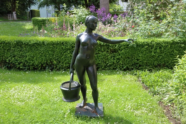 Скульптура женщины с ведром — стоковое фото