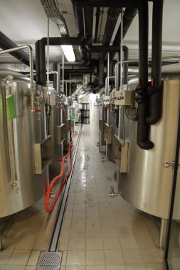 Fabrika mağazalarda bira üretimi için donatım