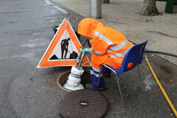 Arbeiter in orangefarbenen Uniformen — Stockfoto