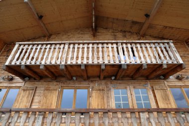 Büyük ahşap balkon