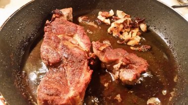 Bir tavada kavrulmuş et