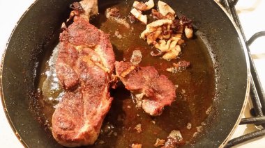 Bir tavada kavrulmuş et