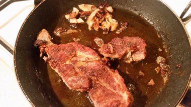 Bir tavada kavrulmuş et