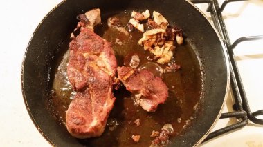 Bir tavada kavrulmuş et