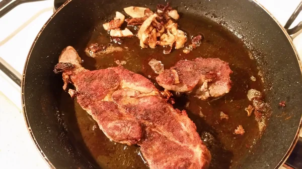 Pečené maso na pánev — Stock fotografie