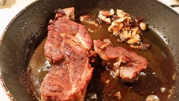 Ψητό κρέας σε ένα τηγάνι — Φωτογραφία Αρχείου