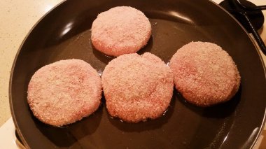 Kıyılmış etin lezzetli Beşamel sos