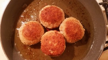 Kıyılmış etin lezzetli Beşamel sos