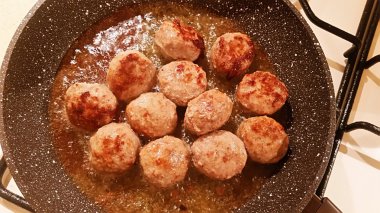 Kıyılmış etin lezzetli Beşamel sos