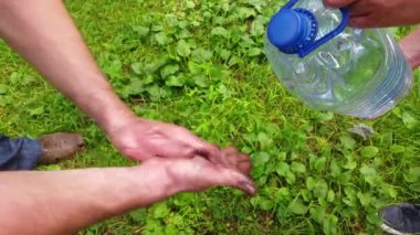 Kirli erkek el yıkama