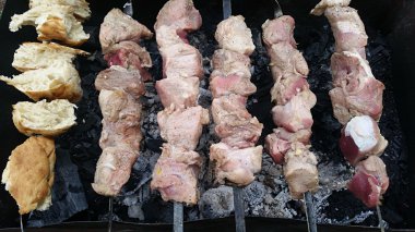 Et şiş üzerinde kömür