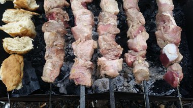 Et şiş üzerinde kömür