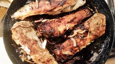 Kızarmış balık kızartma tavasında