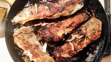 Kızarmış balık kızartma tavasında