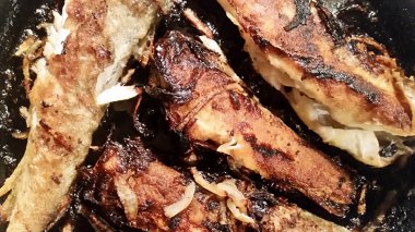 Kızarmış balık kızartma tavasında