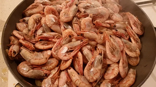 Shrimps fried on a pan — Stock Photo, Image