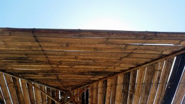 Güneş şemsiyesi bambu yapılmış