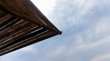 Güneş şemsiyesi bambu yapılmış