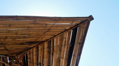 Güneş şemsiyesi bambu yapılmış