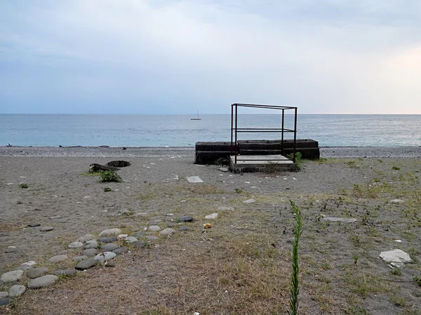 Metall stålkonstruktion vid havet — Stockfoto