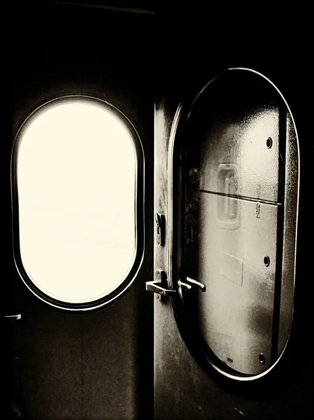 旧门在火车车厢 — 图库照片
