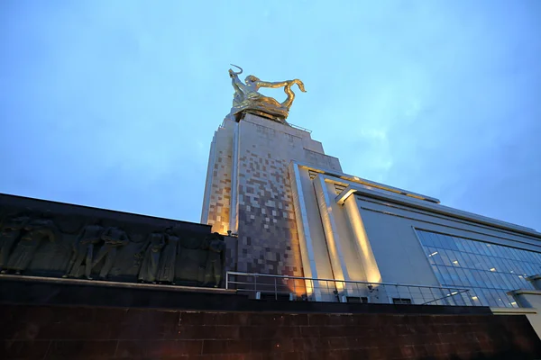 Памятник работнице и колхознице в Москве, Россия — стоковое фото