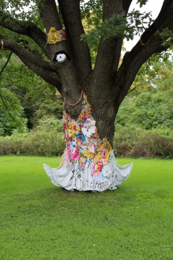 Bahçedeki ağaç dekorasyon fikri