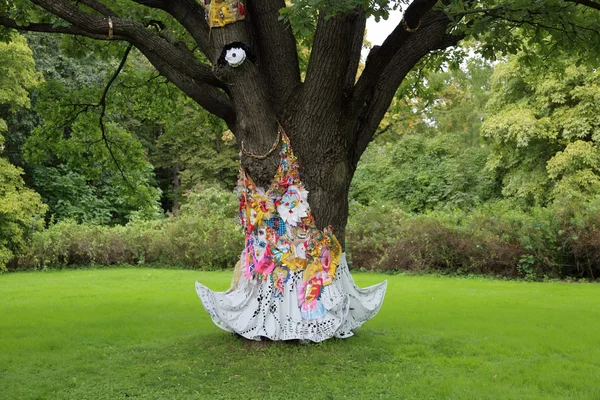 Bahçedeki ağaç dekorasyon fikri — Stok fotoğraf