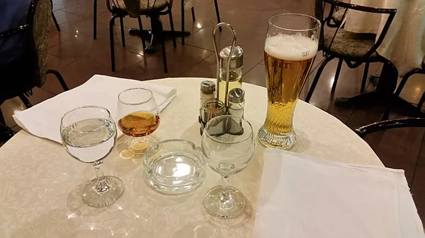 Óculos com bebidas na mesa — Fotografia de Stock