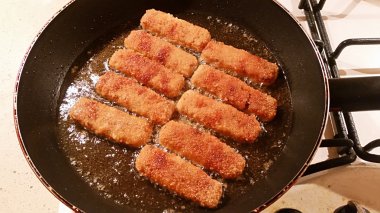 Bir tavada kızarmış balık