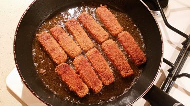 Bir tavada kızarmış balık