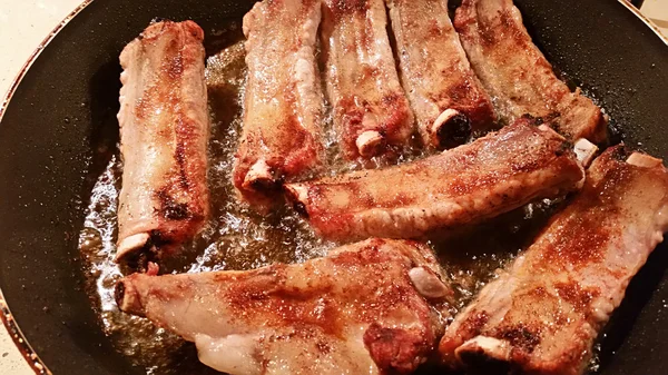 Πλευρά χοιρινού κρέατος σε ένα τηγάνι — Φωτογραφία Αρχείου