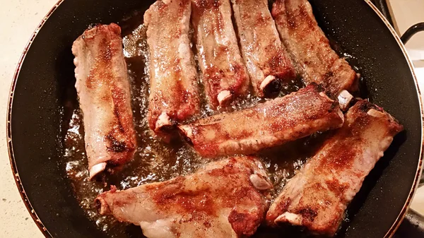 Pork ribs in a pan — Stock Photo, Image