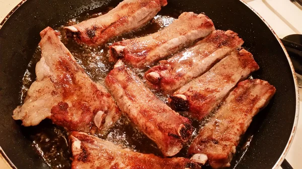 Πλευρά χοιρινού κρέατος σε ένα τηγάνι — Φωτογραφία Αρχείου