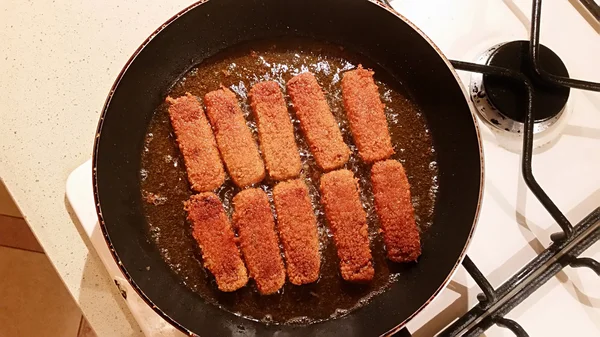 Palitos de pescado en una sartén — Foto de Stock