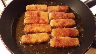 Bir tavada kızarmış balık