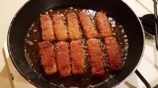 Palitos de pescado en una sartén — Vídeos de Stock