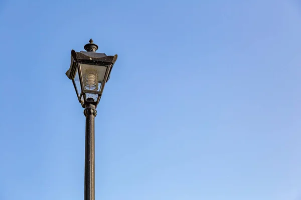 公園内にある黒鉄の提灯 — ストック写真