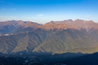 Rusya 'daki Rosa Khutor tatil beldesinde sonbahar manzarası
