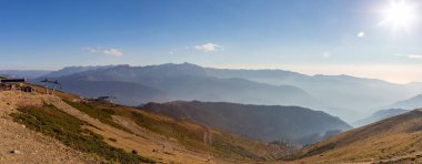 Rusya 'daki Rosa Khutor tatil beldesinde sonbahar manzarası