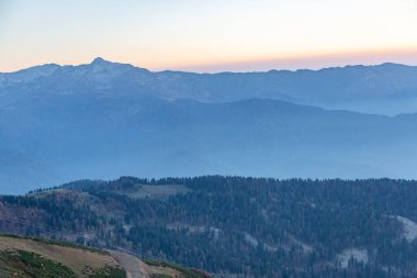 Rusya 'daki Rosa Khutor tatil beldesinde sonbahar manzarası