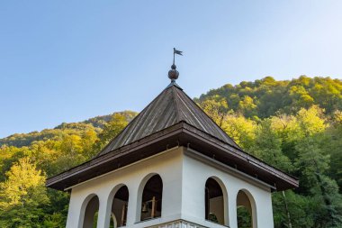 Sochi, Rosa Khutor, Rusya - 14 Ekim 2020: Ünlü bir kayak merkezinin otantik sokak mimarisi