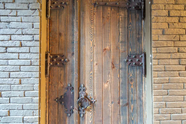 Partie Mur Extérieur Bâtiment Pierre Avec Une Vieille Porte Bois — Photo