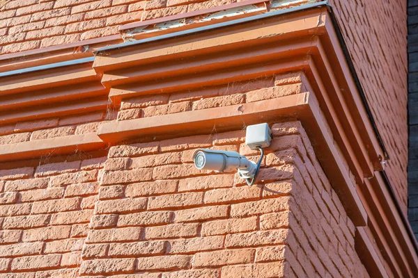 古い建物のレンガの壁に屋外セキュリティカメラ — ストック写真