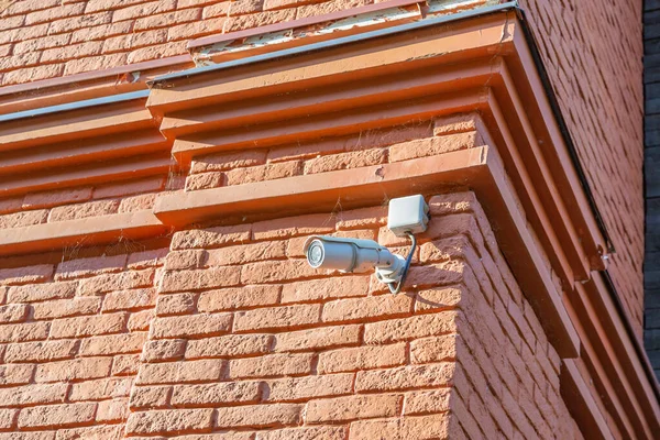 古い建物のレンガの壁に屋外セキュリティカメラ ストック画像