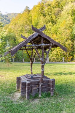 Kırsal kesimde kuru odunlardan yapılmış eski ahşap.