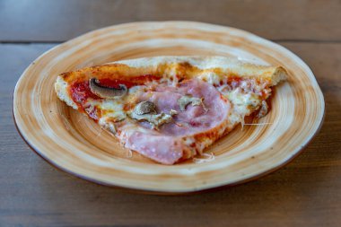 Baharatlı peynirli pizza. Ev yapımı taze pişirme tarifi