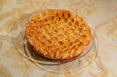 Taze pişmiş elmalı turtanın desenli yüzeyi