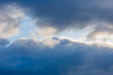 Gündüz vakti gökyüzünde desenli bulutlar