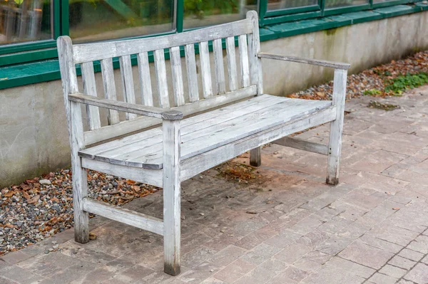 秋天在一个城市公园里用木头做的休闲长椅 — 图库照片
